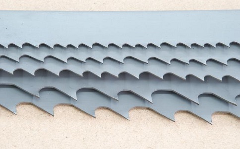 河东带锯床上的钢丝刷，对于带锯条的重要性